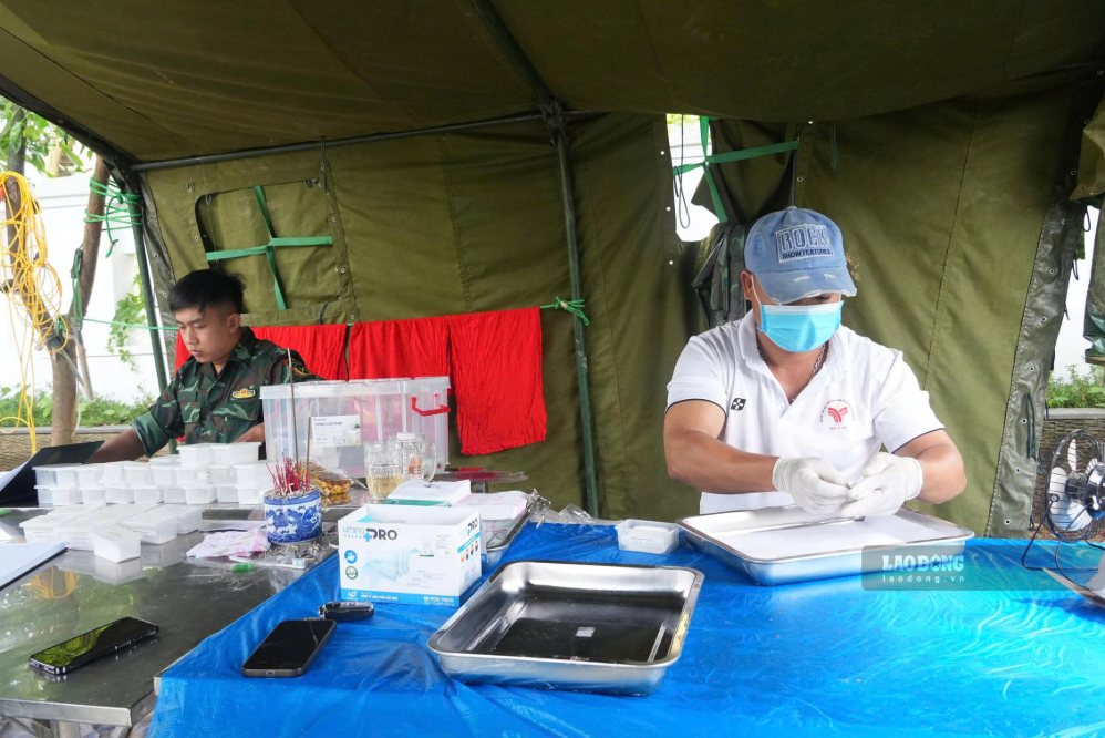 Cũng theo Đại tá Vương Đình Hòa, mỗi ngôi mộ sau khi được khai quật mà không đủ điều kiện để lấy mẫu thì các cán bộ, chiến sĩ trực tiếp tham gia cũng rất buồn. Nhưng mỗi khi lấy được mẫu ADN là lại có thêm một hy vọng để xác định tên tuổi, tìm lại thân nhân và đưa liệt sĩ về với gia đình. Ảnh: Văn Thành Chương