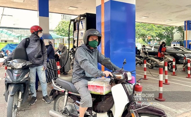 Mr. Hoang Van Son (Cau Giay ward, Hanoi) believes that the plan to support old motorbikes will help people have more motivation to switch to electric vehicles. Photo: Thanh Binh