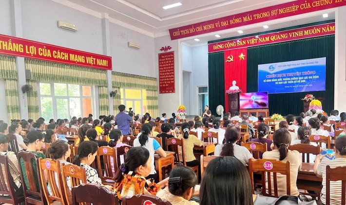 The Provincial Women's Union organizes a communication campaign on gender equality, prevention of domestic violence and gender-based violence in Dien Sanh commune. Photo: Quang Tri Women's Union