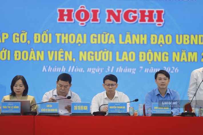 At the dialogue conference, many workers wondered about housing policies and rental housing in industrial parks. Photo: Huu Long