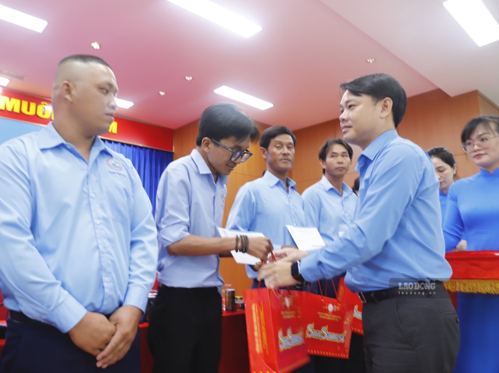Receiving gifts from leaders of Khanh Hoa province, workers have more motivation to contribute