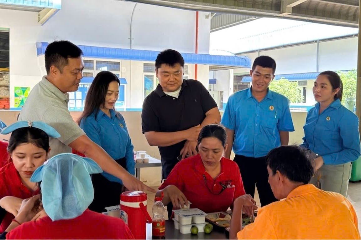 Bà Trần Tú Nhiên (đứng thứ 2 từ trái qua) tham gia “Bữa cơm Công đoàn” cùng người lao động. Ảnh: Trường Khoa