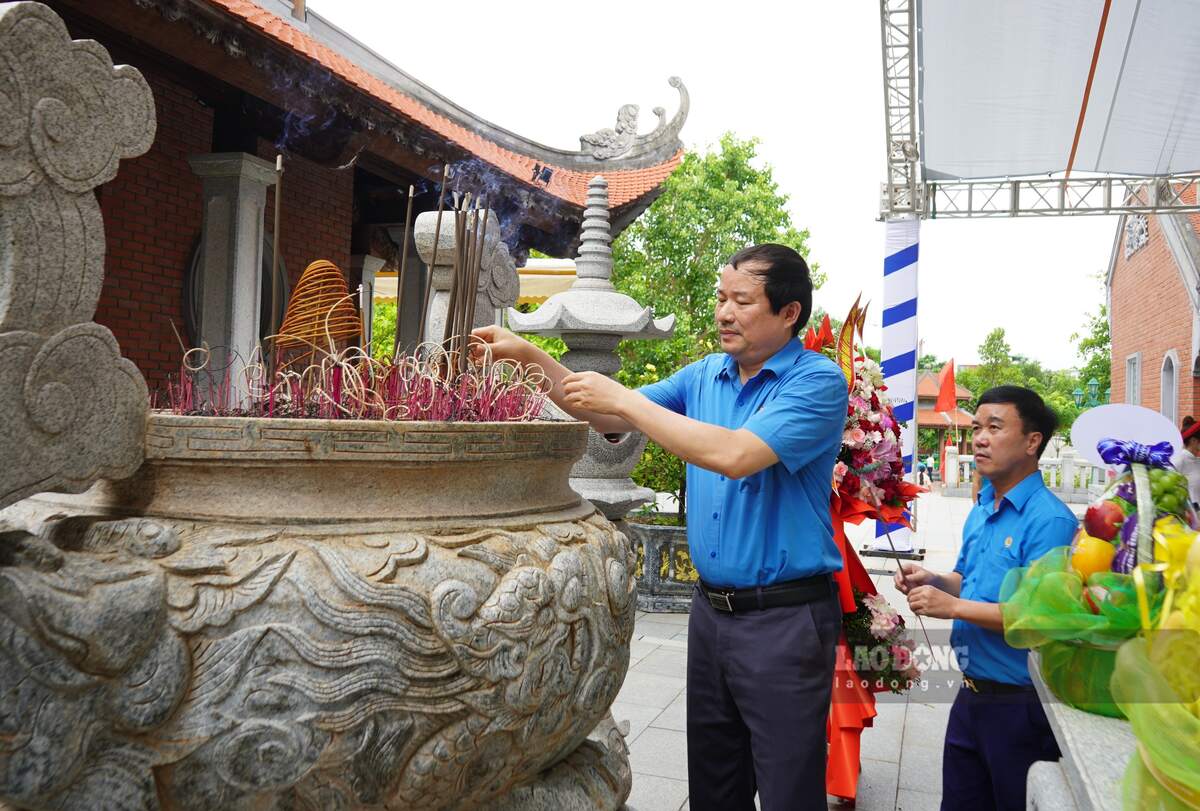 Đoàn đại biểu LĐLĐ TP Hải Phòng dâng hương tưởng niệm đồng chí Nguyễn Đức Cảnh. Ảnh: Mai Dung