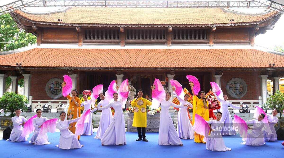 Chương trình nghệ thuật “Nguyễn Đức Cảnh - sáng mãi một tấm gương” do các nghệ sĩ diễn viên Nhà hát Chèo Xứ Đông dàn dựng và biểu diễn. Ảnh: Mai Dung
