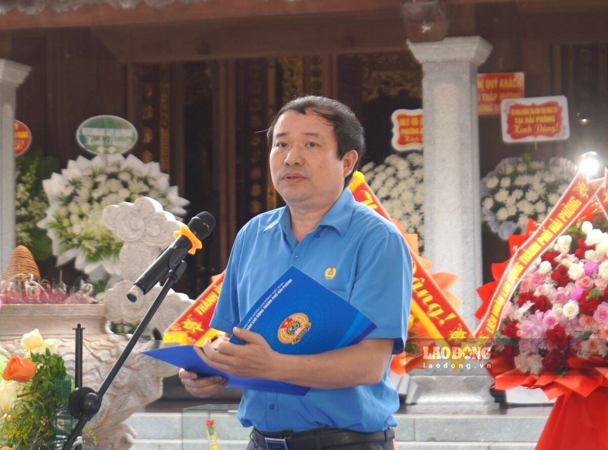 Chủ tịch LĐLĐ TP Hải Phòng Nguyễn Anh Tuân đọc diễn văn tưởng niệm đồng chí Nguyễn Đức Cảnh. Ảnh: Mai Dung
