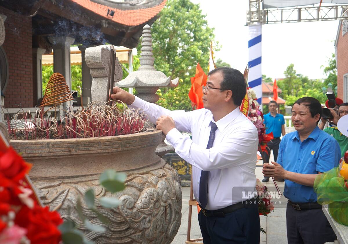 Đại diện lãnh đạo TP Hải Phòng dâng hương. Ảnh: Mai Dung
