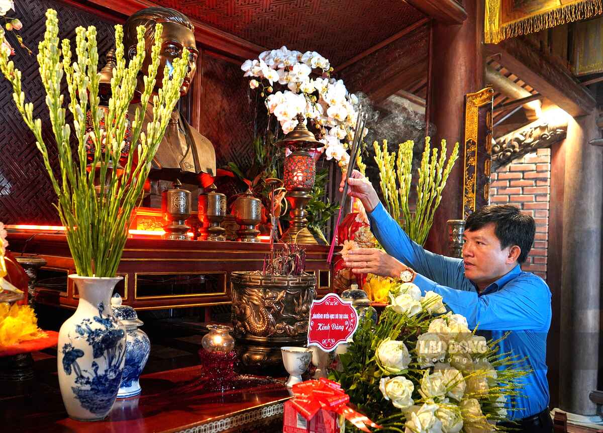 Offering incense to commemorate the 94th anniversary of the death of comrade Nguyen Duc Canh