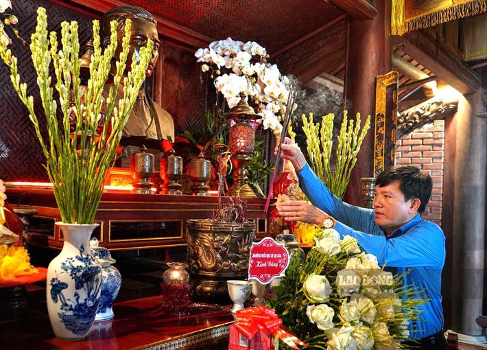 Vice President of the Vietnam General Confederation of Labor Nguyen Xuan Hung offers incense to commemorate comrade Nguyen Duc Canh. Photo: Mai Dung