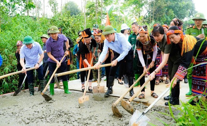 Leaders of the Propaganda and Mass Mobilization Committee of Lao Cai Provincial Party Committee participate in building new rural roads. Photo: Minh Tuan