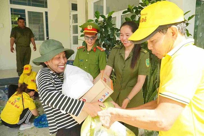 Cong Hai Commune Police and philanthropists give gifts to Raglai people and students. Photo: Police provided