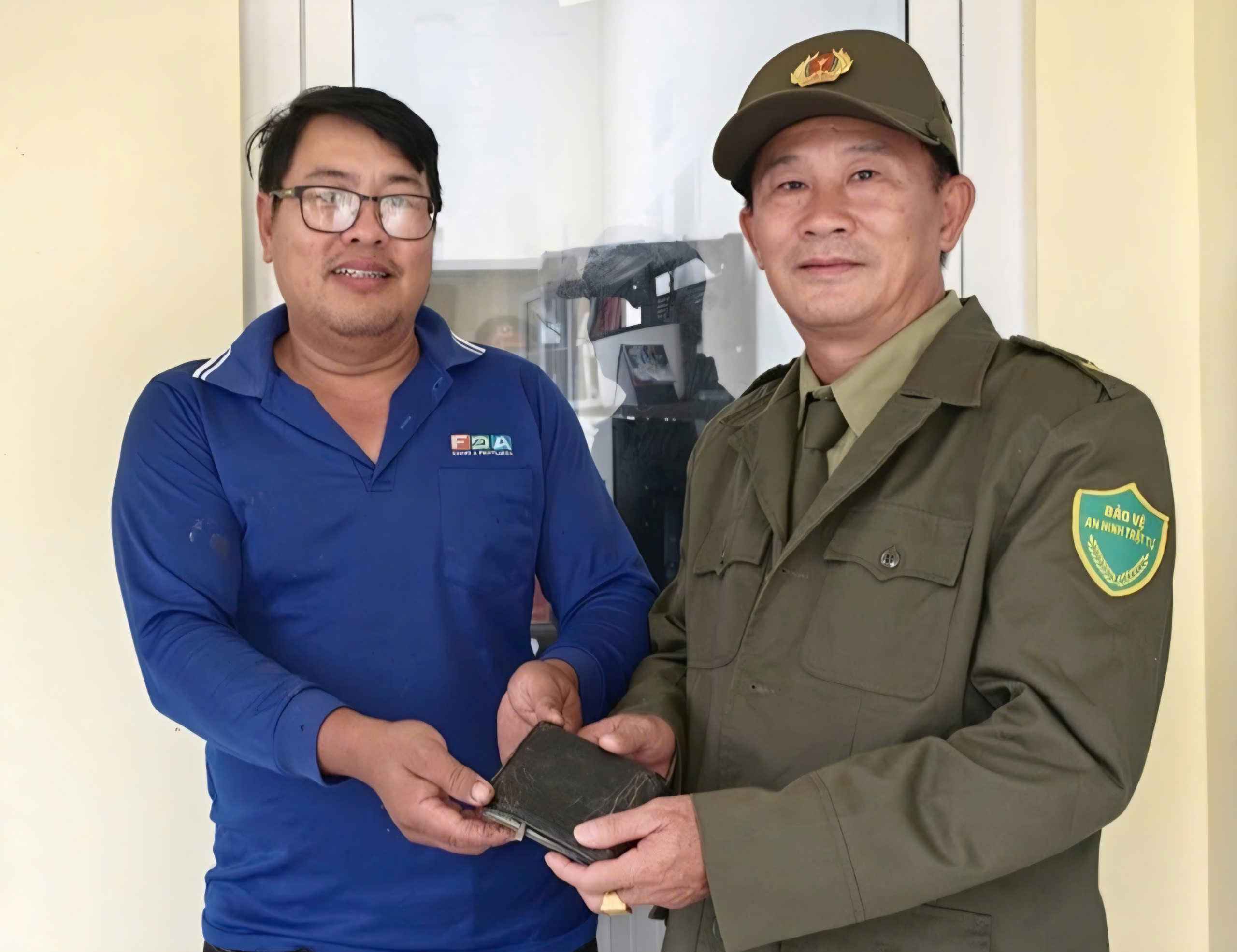 Members of the security and order protection force in Da Lat return wallet to the person who dropped it