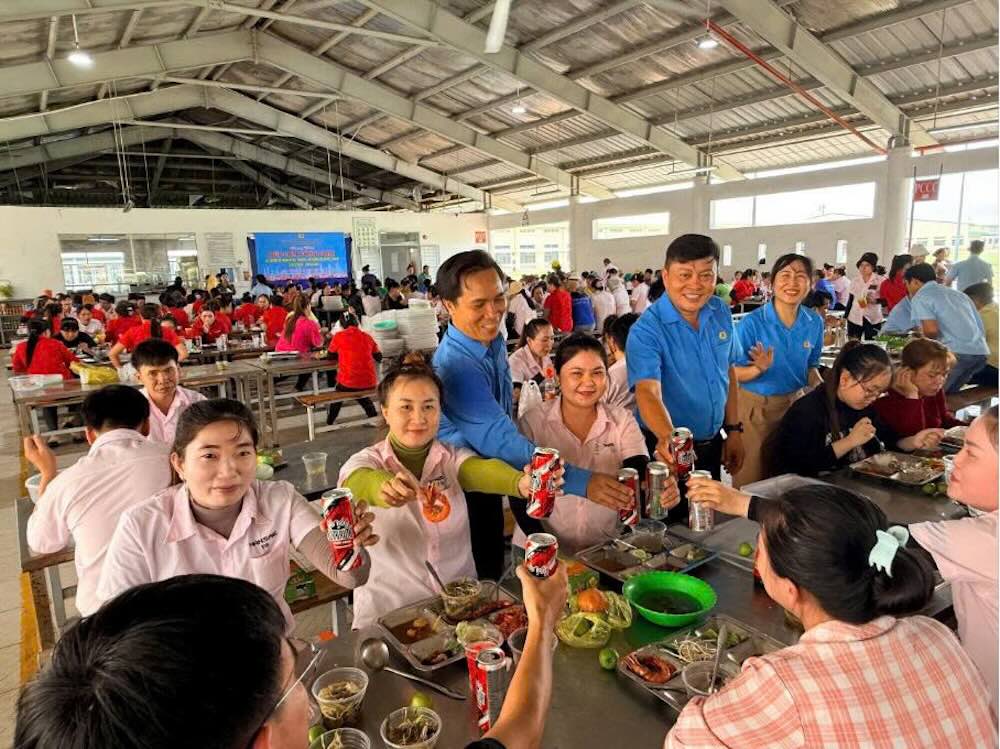 Ông Nguyễn Thanh Nhàn, Chủ tịch Công đoàn các Khu công nghiệp, Khu kinh tế Đồng Tháp (đứng giữa) thăm hỏi, động viên, chung vui cùng người lao động tại “Bữa cơm Công đoàn“. Ảnh: Thanh Vũ, Công ty TNHH Hansae TG.