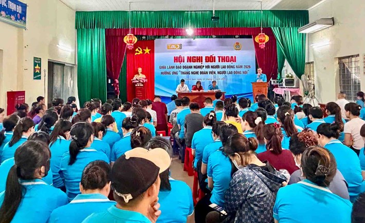 Người lao động Công ty CP Sản xuất đầu tư và Thương mại TAAD Hà Tĩnh tham gia buổi đối thoại. Ảnh: Công đoàn Hà Tĩnh