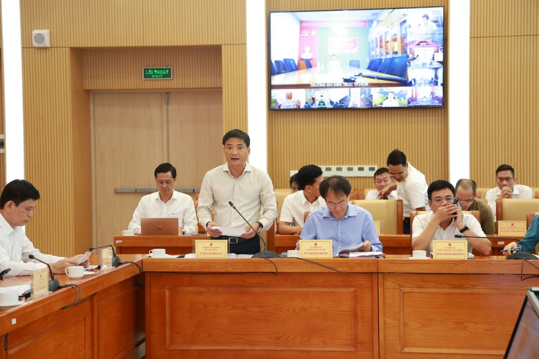 Chánh Văn phòng Bộ Xây dựng Lâm Văn Hoàng báo cáo tại hội nghị. Ảnh: Cổng thông tin Bộ Xây dựng