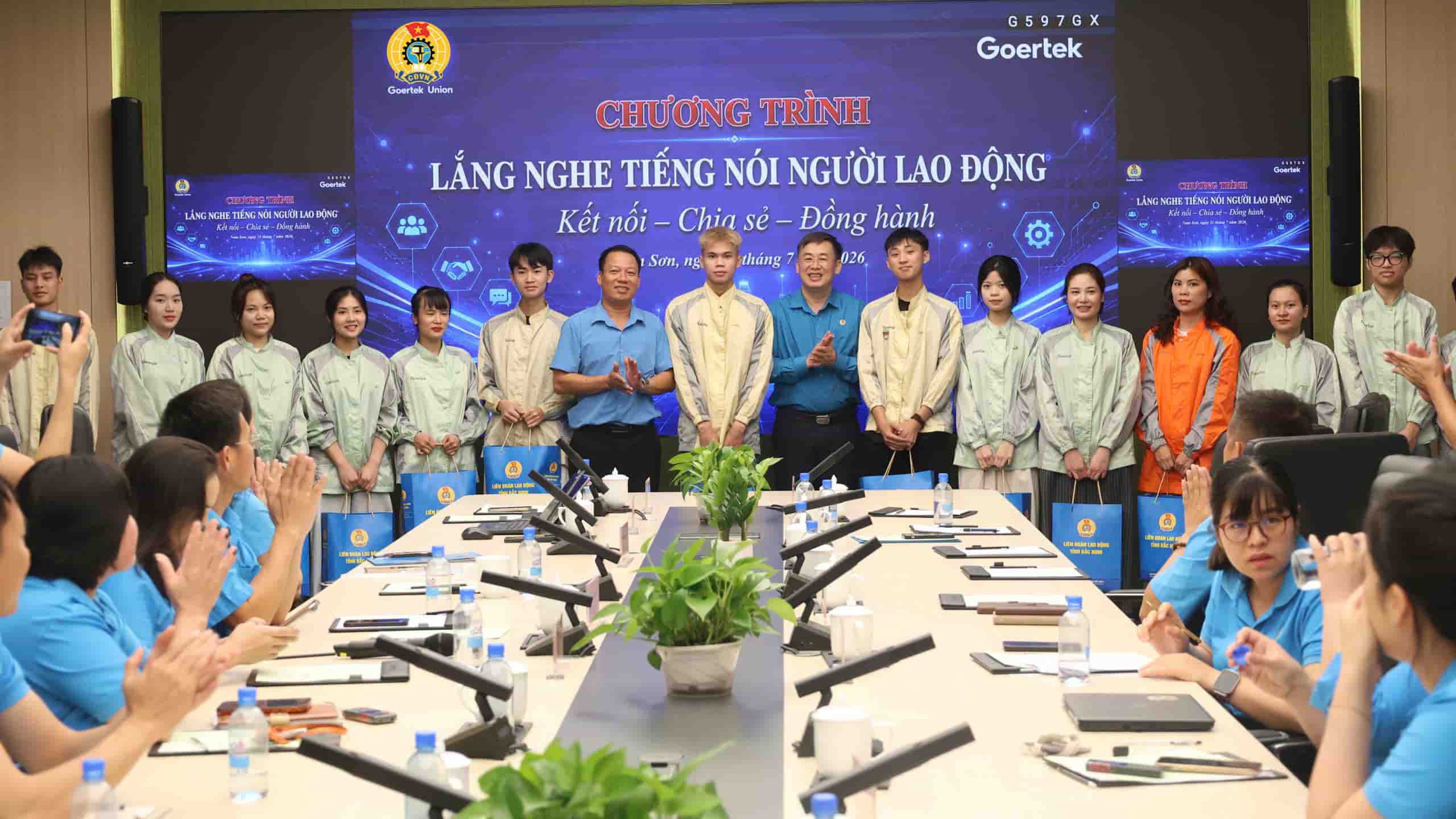 Đoàn viên, người lao động có hoàn cảnh khó khăn được nhận quà.