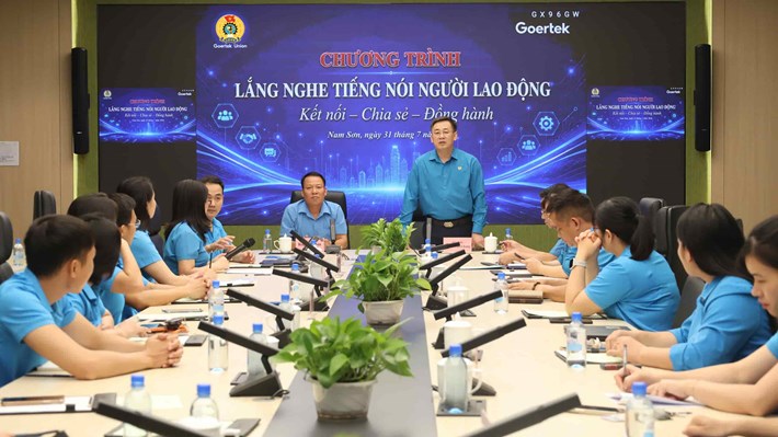 Ông Thạch Văn Chung - Chủ tịch Liên đoàn Lao động tỉnh Bắc Ninh và ông Phạm Văn Trung - Chủ tịch Công đoàn Công ty Goertek Việt Nam đồng chủ trì hội nghị. Ảnh: Quyết Chiến/Liên đoàn Lao động tỉnh Bắc Ninh