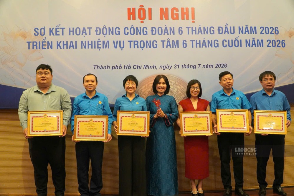 Nhiều tập thể, cá nhân được biểu dương, khen thưởng tại hội nghị. Ảnh: Chân Phúc