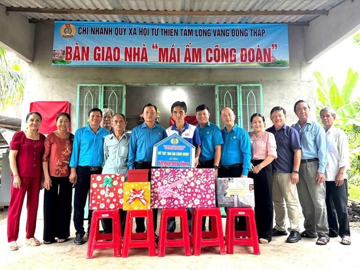 Leaders of the Dong Thap Provincial Labor Federation and local authorities take souvenir photos at the handover ceremony of "Trade Union Shelter". Photo: Thanh Nhan