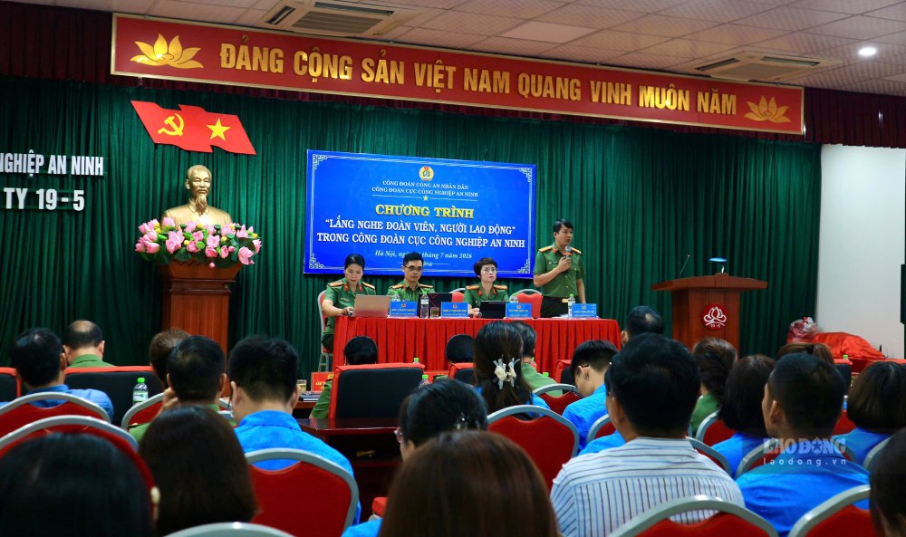 Trade Union of Department H08 listens to union members and workers speak