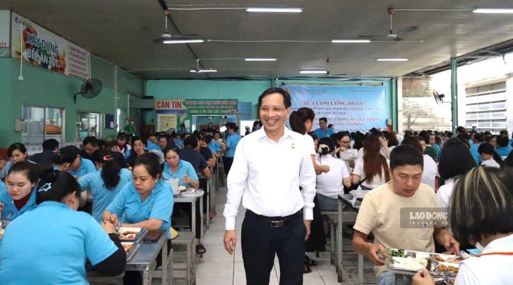 Ông Hà Minh Tuấn, Chủ tịch Công đoàn phường Lái Thiêu, động viên đoàn viên, người lao động tại chương trình “Bữa cơm Công đoàn“. Ảnh: Lâm Thiện