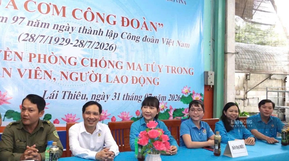 Ngoài Bữa cơn công đoàn, Công đoàn phường Lái Thiêu phối hợp Công an phường và Công đoàn cơ sở Công ty TNHH ASG Vina tổ chức tuyên truyền phòng, chống tội phạm, tệ nạn ma túy cho đoàn viên, người lao động. Ảnh: Lâm Thiện