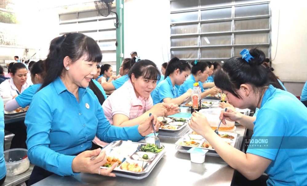 Bà Đặng Thị Kim Chi, Tổ phó Tổ công tác số 4, Liên đoàn Lao động TPHCM, dùng bữa cùng đoàn viên, người lao động tại chương trình “Bữa cơm Công đoàn“. Ảnh: Lâm Thiện