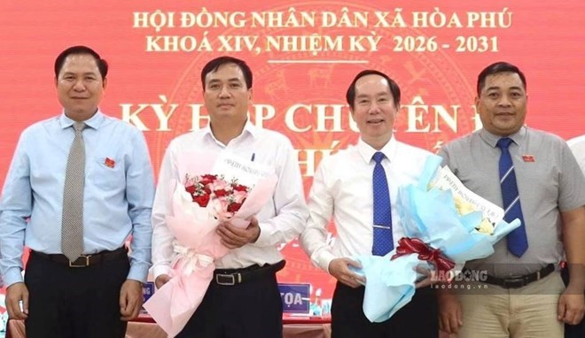 Ông Võ Kế Thắng (thứ 2 từ phải sang) được bầu giữ chức Chủ tịch UBND xã Hòa Phú. Ảnh: Trường Xuân