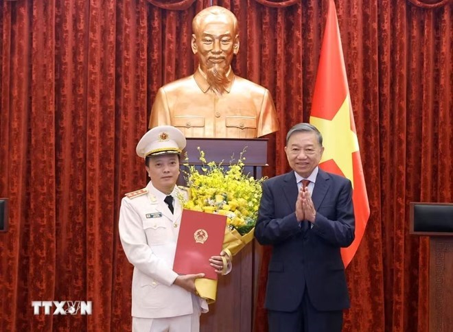 Tổng Bí thư, Chủ tịch nước Tô Lâm trao Quyết định thăng cấp bậc hàm từ Trung tướng lên Thượng tướng đối với Thứ trưởng Bộ Công an Đặng Hồng Đức. Ảnh: TTXVN