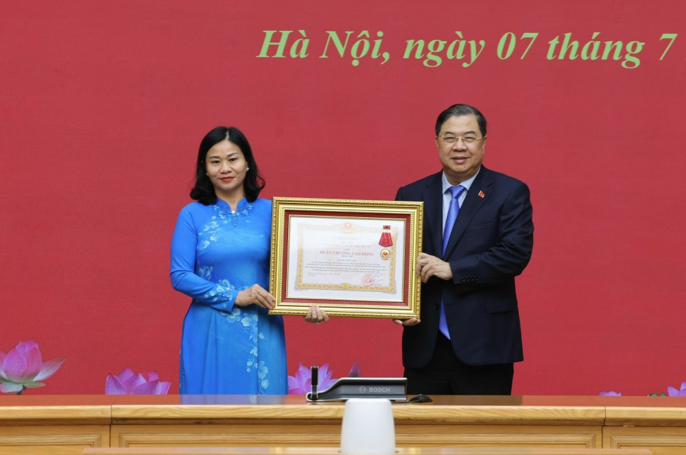 Phó Thủ tướng Thường trực Chính phủ Phạm Gia Túc trao Huân chương Lao động hạng Nhì cho bà Nguyễn Thị Tuyến. Ảnh: VGP/Phương Nguyên