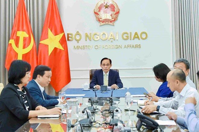 Politburo Member, Minister of Foreign Affairs Le Hoai Trung talks by phone with Mexican Federal Minister of Foreign Affairs Roberto Velasco Álvarez. Photo: Ministry of Foreign Affairs