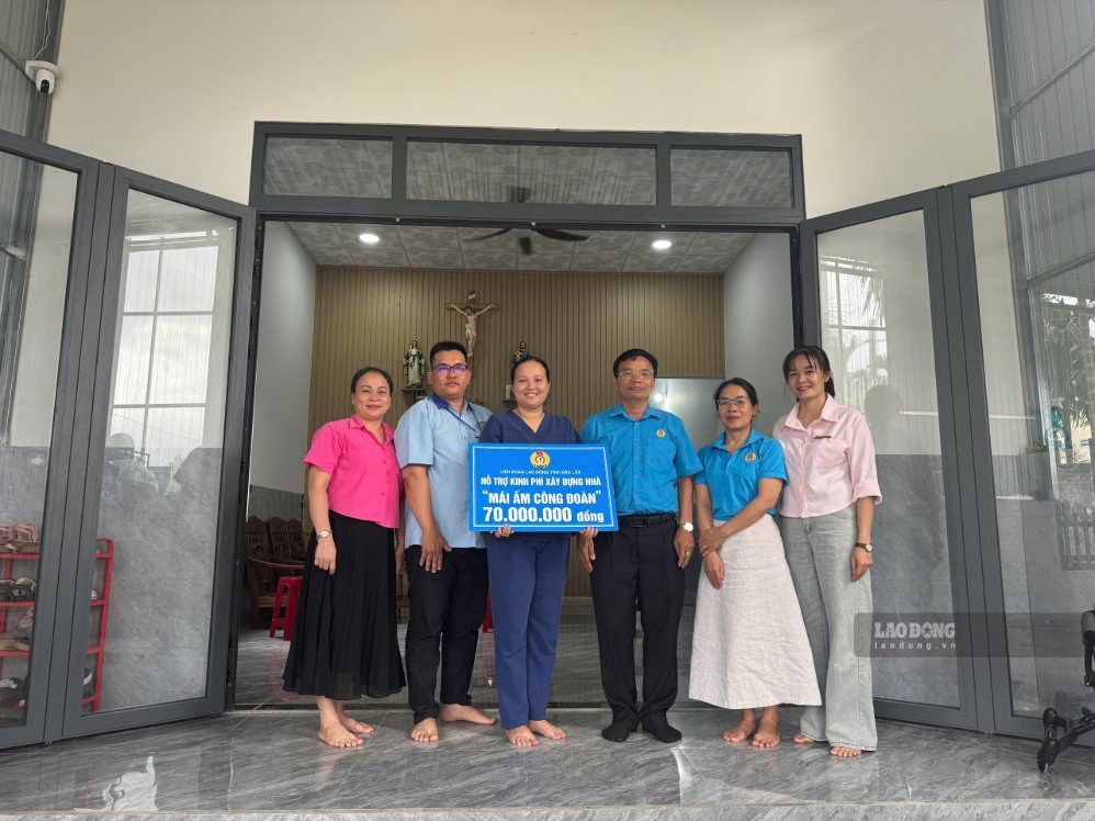 Giving 70 million VND to support building houses for health sector union members in Dak Lak
