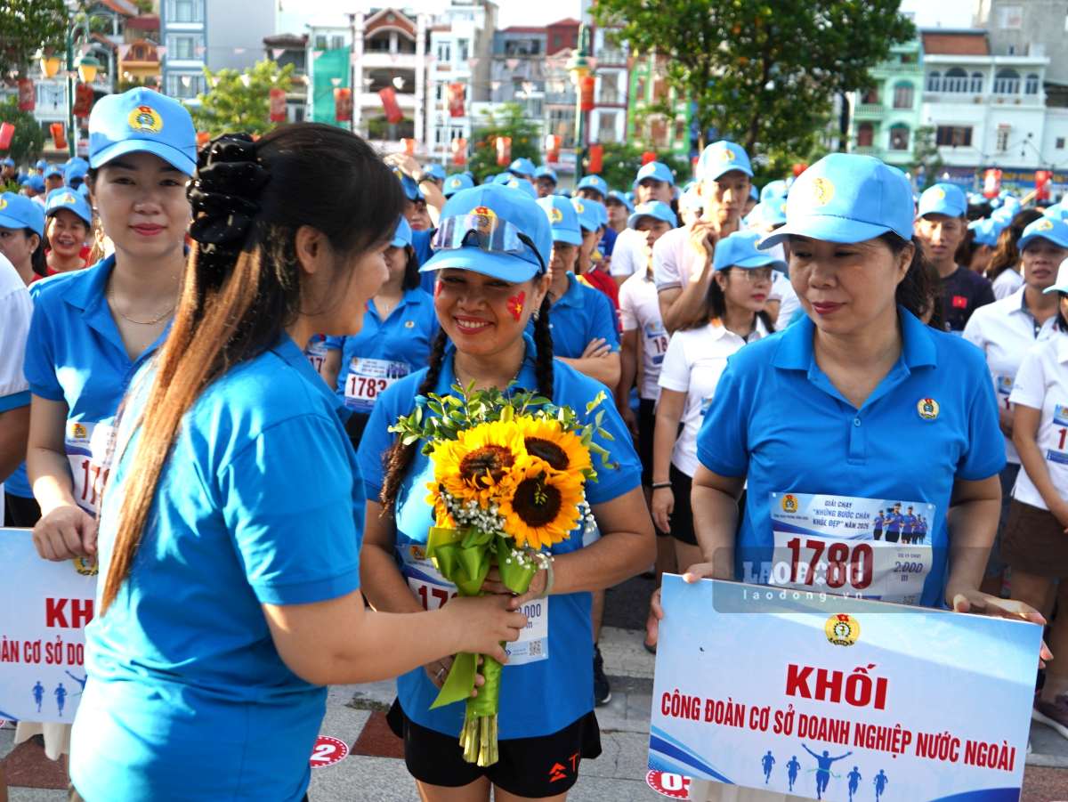 Công đoàn phường Hồng Bàng tặng hoa các đội tham gia giải. Ảnh: Mai Dung