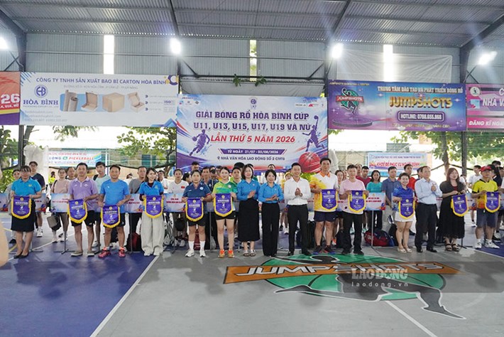 Ban tổ chức cũng trao cờ lưu niệm cho các đơn vị tham gia trước khi các nội dung thi đấu chính thức diễn ra. Ảnh: Trần Thi