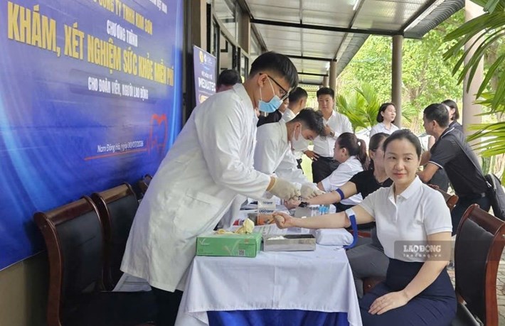 Đoàn viên, người lao động Công ty TNHH Kim Sơn vừa được khám sức khỏe và xét nghiệm miễn phí. Ảnh: Hàn Nguyên