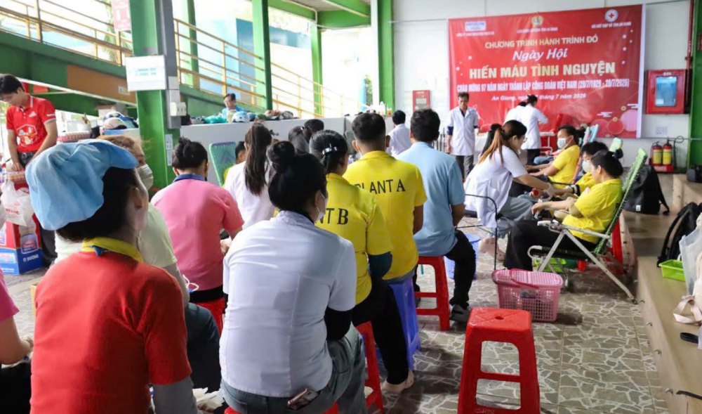 Hoạt động hiến máu tình nguyện tổ chức tại Công ty. Ảnh: CĐCS Công ty
