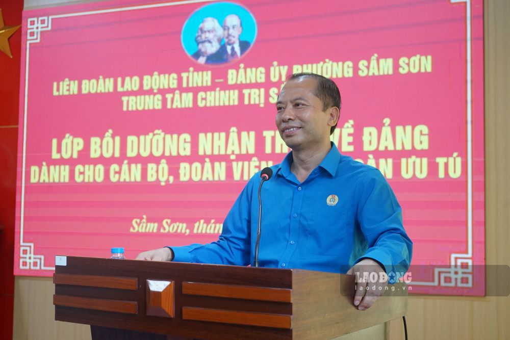 Ông Lương Trọng Thành - Chủ tịch LĐLĐ tỉnh Thanh Hóa phát biểu tại lễ khai giảng lớp bồi dưỡng nhận thức về Đảng cho cán bộ, đoàn viên công đoàn ưu tú. Ảnh: Quách Du