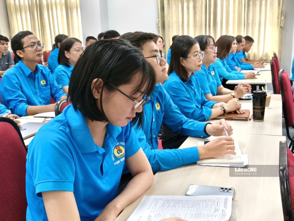 Các cán bộ công đoàn tham gia học tập. Ảnh: Đức Long