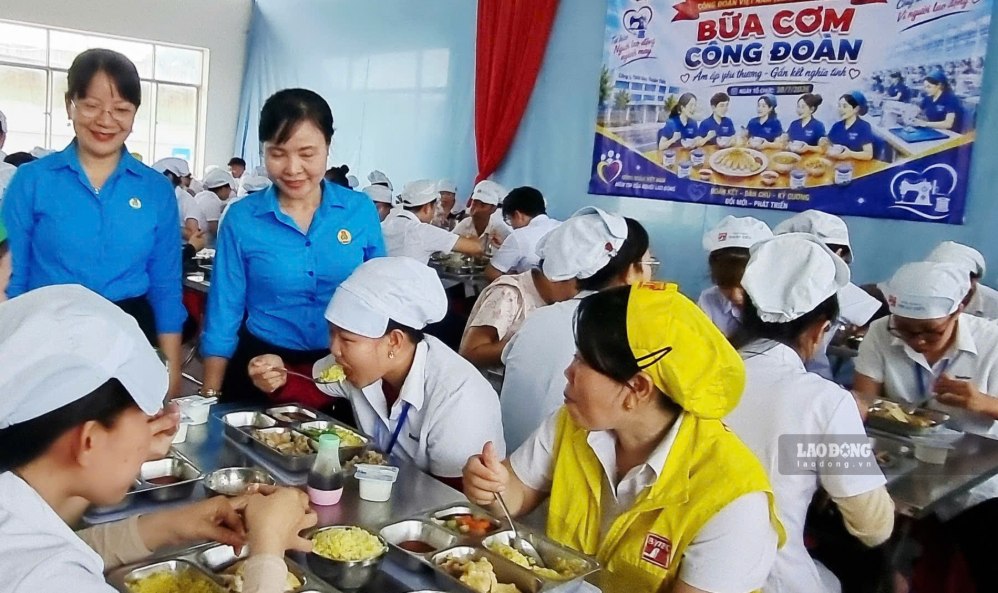 Bữa cơm Công đoàn tại công ty may trong KCN Phan Thiết. Ảnh: Duy Tuấn