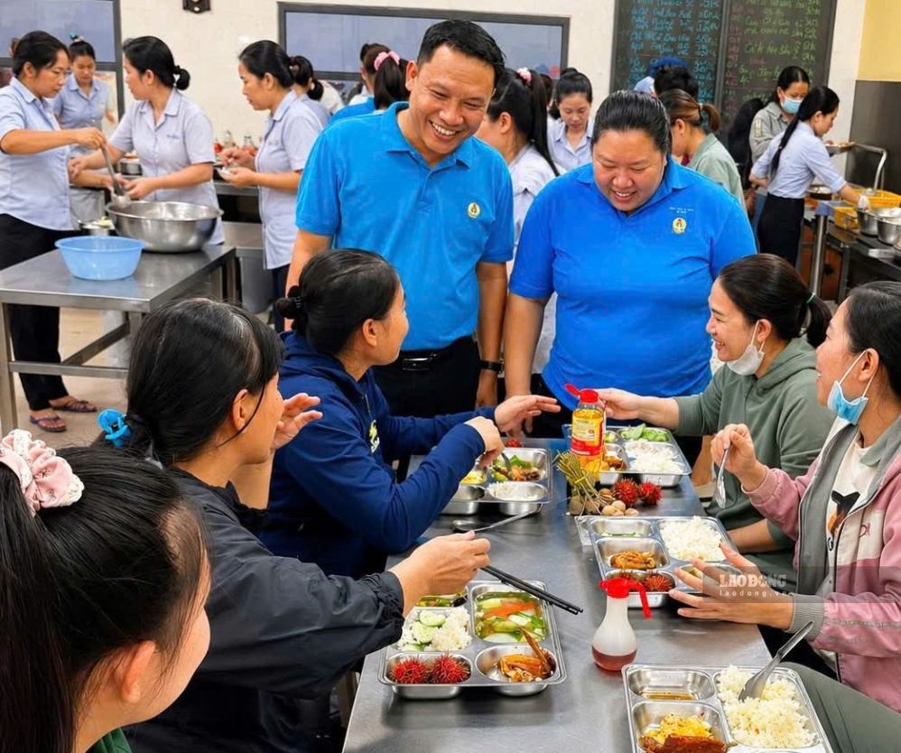 Đoàn viên thưởng thức Bữa cơm Công đoàn tại công ty chế biển hải sản ở phường Phú Thủy, Lâm Đồng. Ảnh: Duy Tuấn