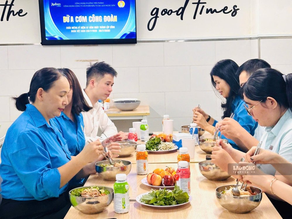 Bữa cơm Công đoàn tại doanh nghiệp du lịch. Ảnh: Duy Tuấn