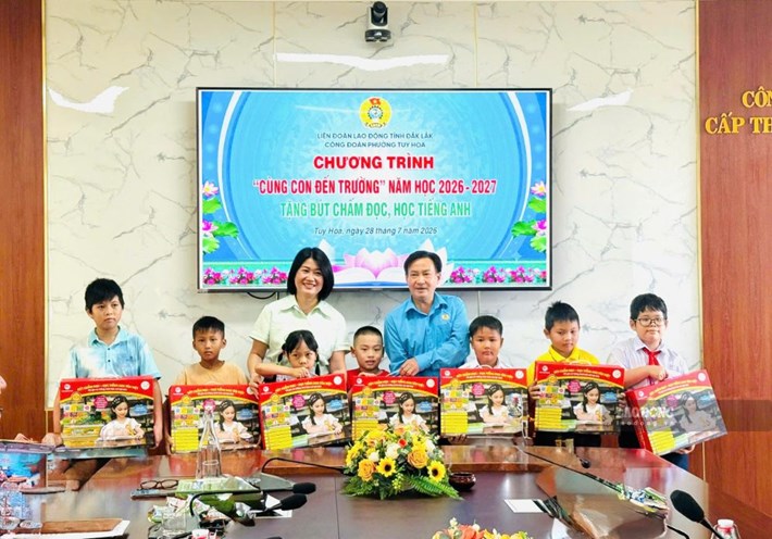 Lãnh đạo Liên đoàn Lao động tỉnh Đắk Lắk trao tặng bút chấm đọc, học tiếng Anh cho con đoàn viên, người lao động có hoàn cảnh khó khăn. Ảnh: Công đoàn Đắk Lắk
