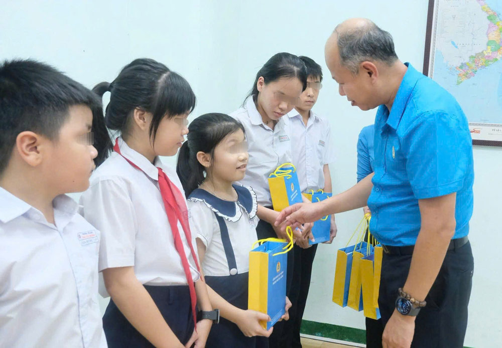 Công đoàn Đà Nẵng trao học bổng cho con đoàn viên, người lao động
