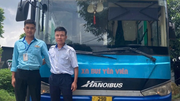 Nhân viên xe buýt Hà Nội tận tình hỗ trợ hành khách khuyết tật