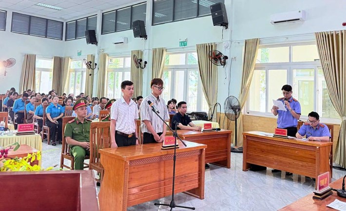 Union members and workers of Hai Van ward, Da Nang participate in the simulated traffic safety propaganda trial. Photo provided by Hai Van Trade Union