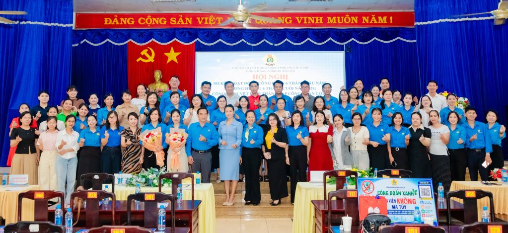 Đại biểu chụp hình lưu niệm tại chương trình. Ảnh: Công đoàn phường Phú Lợi cung cấp