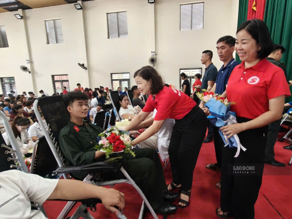 Tri ân những người hiến máu tình nguyện. Ảnh: Hồng Quang