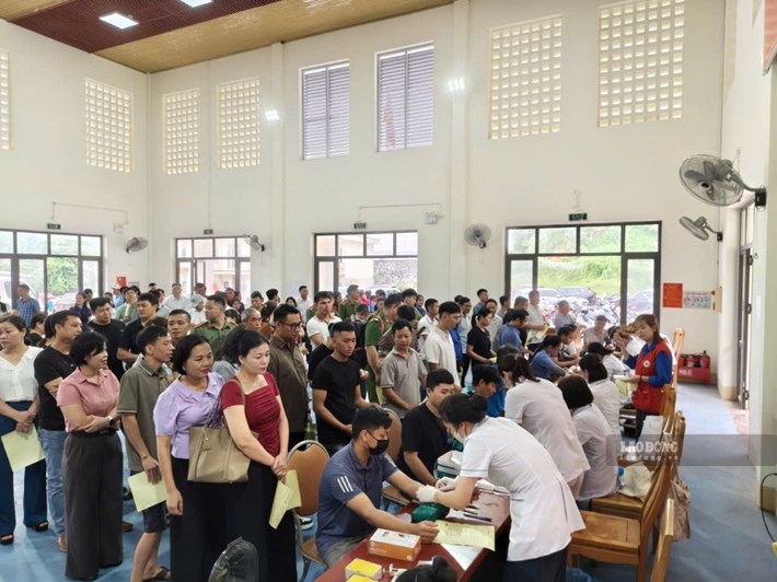 A large number of Lao Cai people participate in voluntary blood donation. Photo: Hong Quang