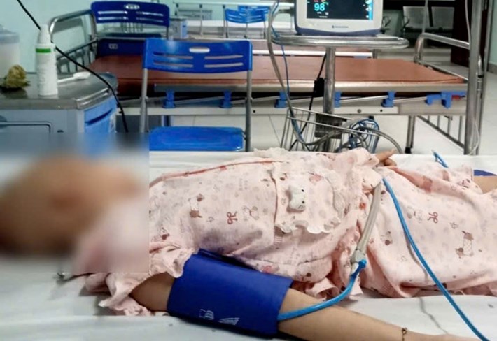 Nhìn con gái đau đớn trên giường bệnh, người mẹ nghèo không cầm được nước mắt. Ảnh: Gia đình cung cấp
