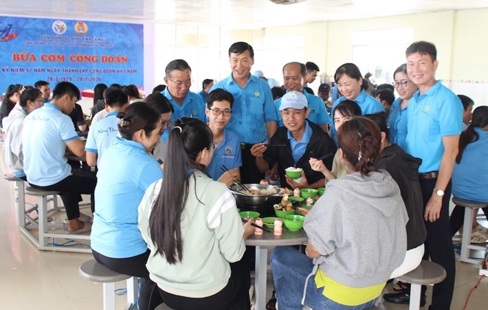 Leaders of the Ca Mau Provincial Labor Federation, company leaders came to each dining table to visit and listen to the thoughts and aspirations of union members and workers. Photo: Thieu Vu