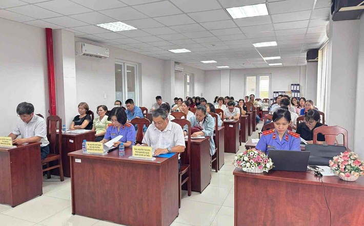 BHXH cơ sở Lái Thiêu phối hợp Viện kiểm sát nhân dân khu vực 16 làm việc với các đơn vị về việc đóng BHXH cho người lao động. Ảnh: BHXH Cơ sở Lái Thiêu
